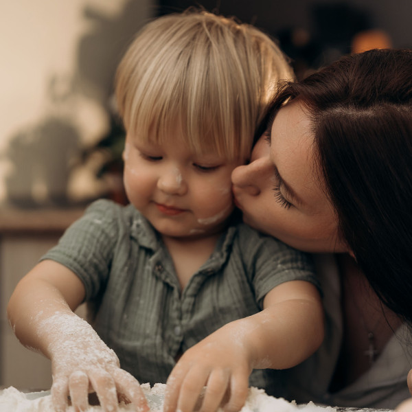 Slow parenting: De ce este părintele calm cel mai frumos dar pentru copilul tău Slow parenting: De ce este părintele calm cel mai frumos dar pentru copilul tău