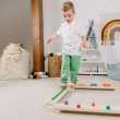 Bârnele de echilibru Montessori susțin dezvoltarea motricității grosiere.