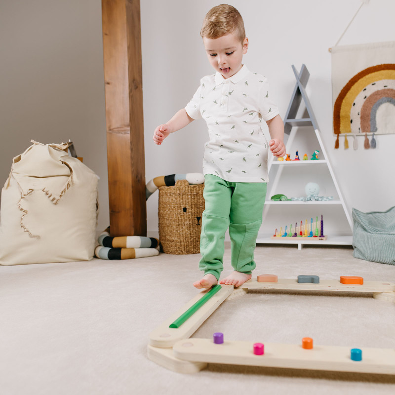 Influențează pozitiv dezvoltarea picioarelor, a arcadei plantare și a posturii corecte a corpului. Bârnele de echilibru Montessori susțin dezvoltarea motricității grosiere.