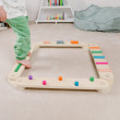Bârnele de echilibru Montessori susțin dezvoltarea motricității grosiere.