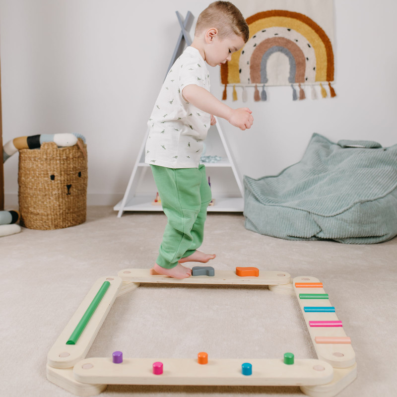 Influențează pozitiv dezvoltarea picioarelor, a arcadei plantare și a posturii corecte a corpului. Bârnele de echilibru Montessori susțin dezvoltarea motricității grosiere.