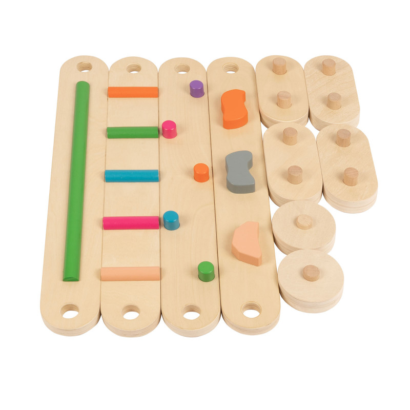 Bârnele de echilibru Montessori susțin dezvoltarea motricității grosiere.