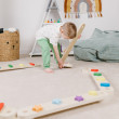 Bârnele de echilibru Montessori susțin dezvoltarea motricității grosiere.