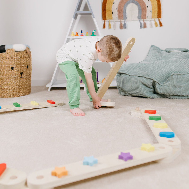 Influențează pozitiv dezvoltarea picioarelor, a arcadei plantare și a posturii corecte a corpului. Bârnele de echilibru Montessori susțin dezvoltarea motricității grosiere.