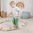 Bârnele de echilibru Montessori susțin dezvoltarea motricității grosiere.