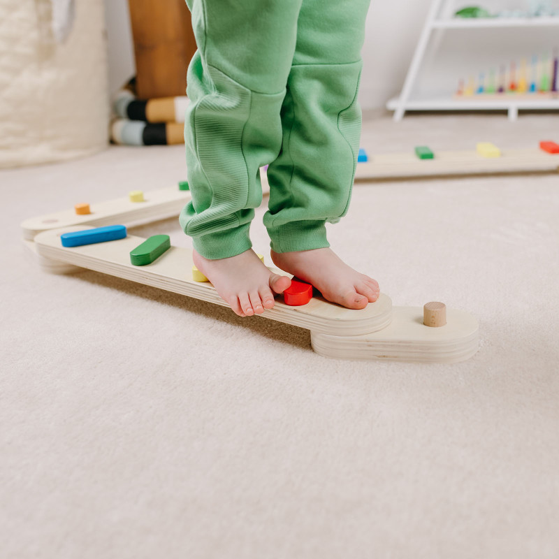 Influențează pozitiv dezvoltarea picioarelor, a arcadei plantare și a posturii corecte a corpului. Bârnele de echilibru Montessori susțin dezvoltarea motricității grosiere.