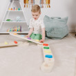 Bârnele de echilibru Montessori susțin dezvoltarea motricității grosiere.