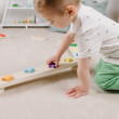 Bârnele de echilibru Montessori susțin dezvoltarea motricității grosiere.