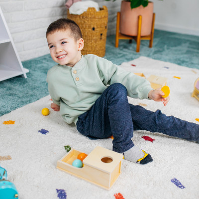 Cutie Montessori lungă cu bilă Cutie Montessori lungă cu bilă