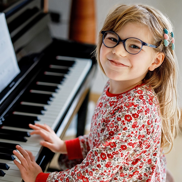 Cum să alegi activitatea potrivită pentru copilul de vârstă preșcolară Fetiță cântând la pian