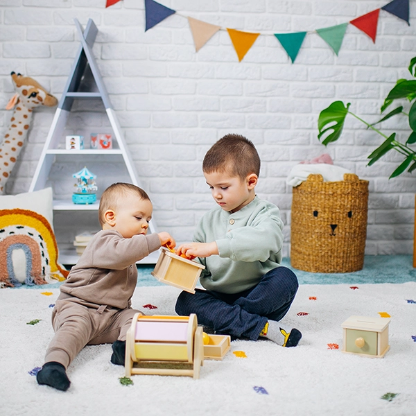 copiii se joacă cu cutii Montessori de la Joybex