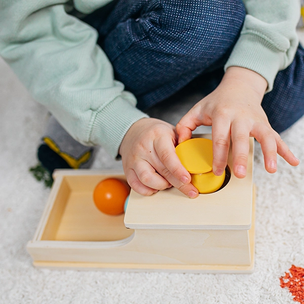 Cutie lungă Montessori cu bilă - Joybex